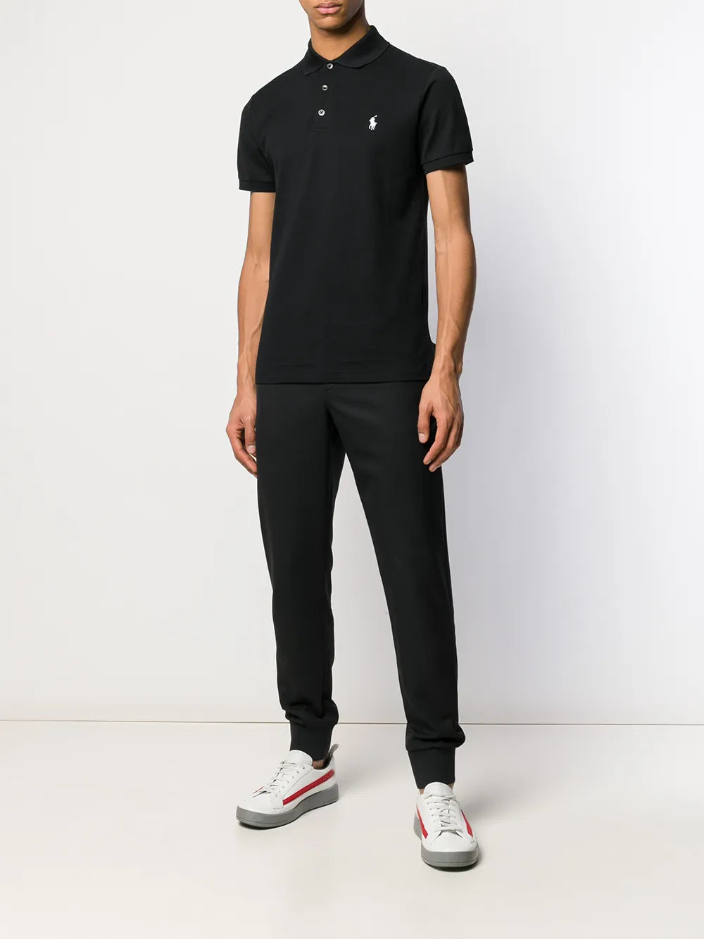 camisa polo com logotipo contrastante