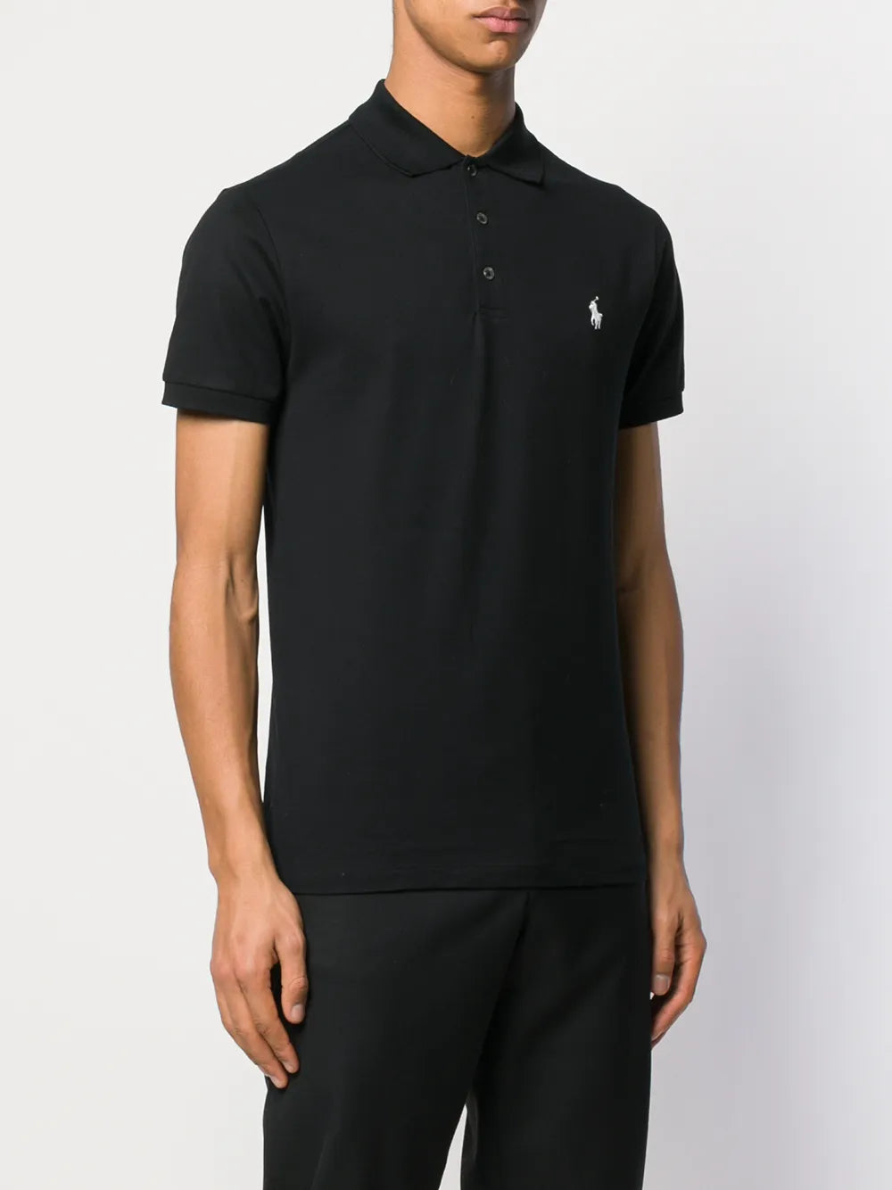 camisa polo com logotipo contrastante