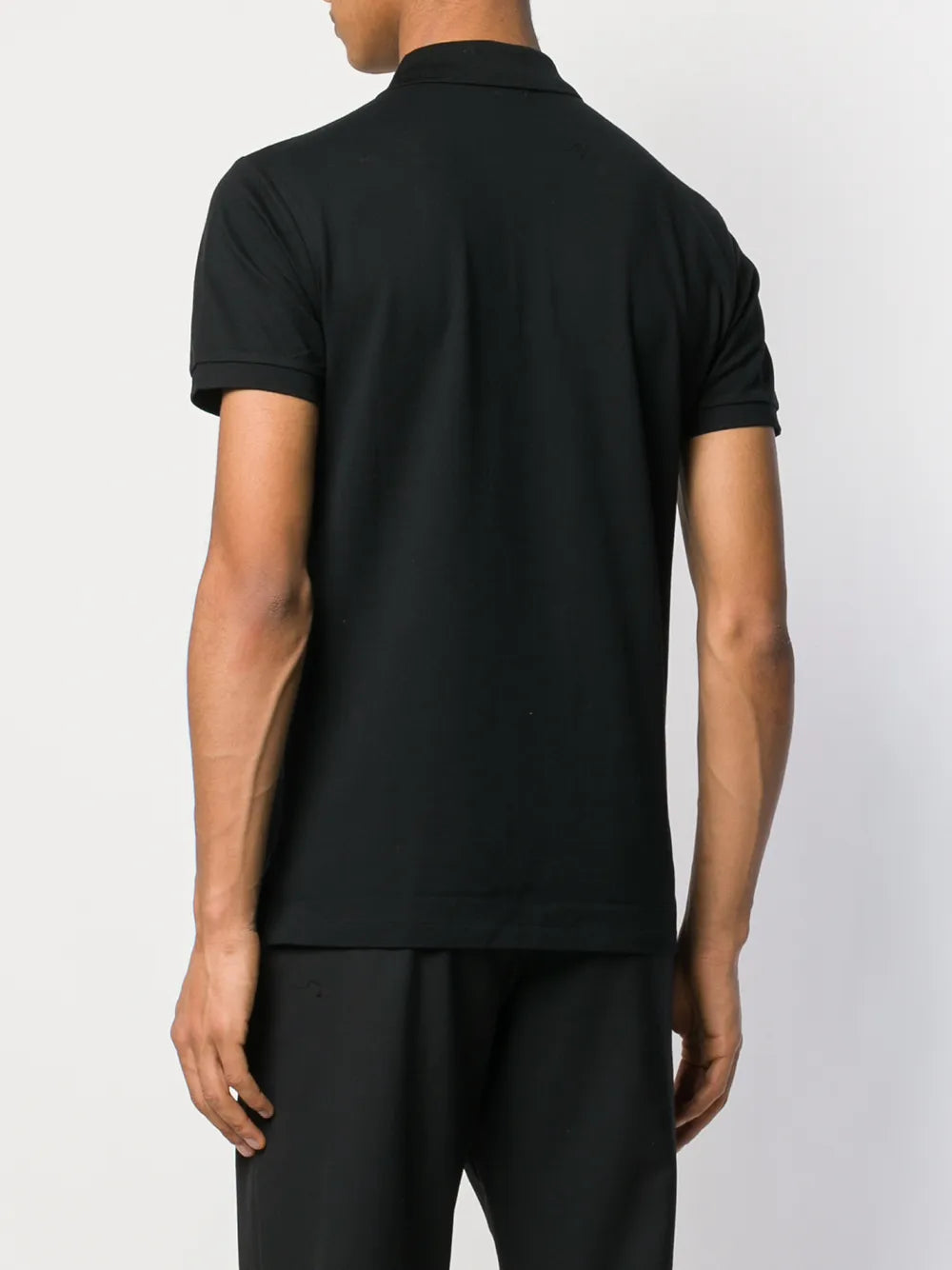 camisa polo com logotipo contrastante