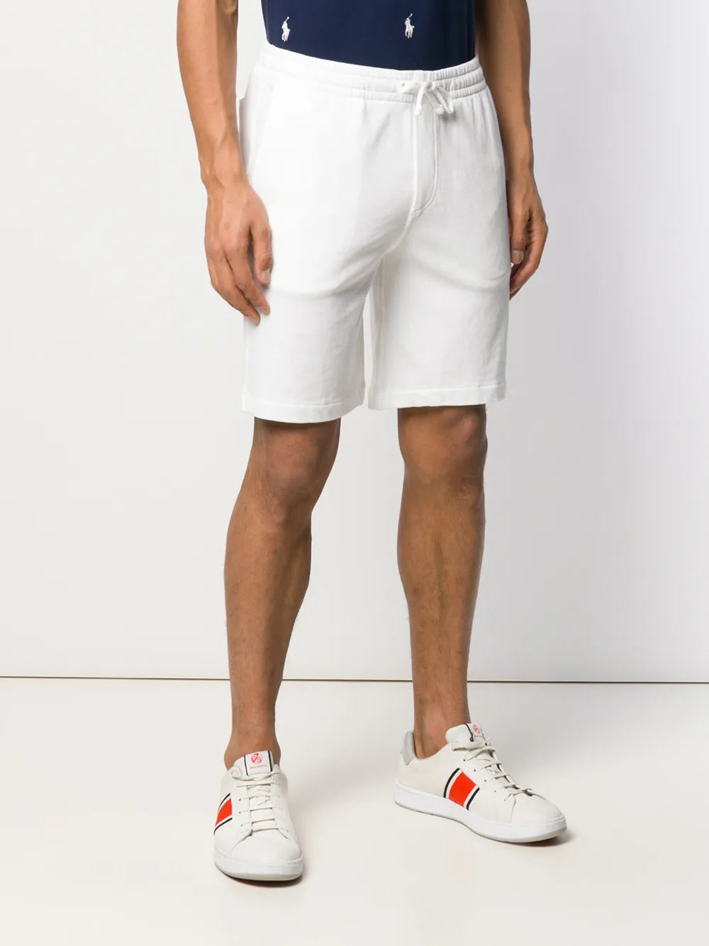 shorts de corrida com logotipo branco