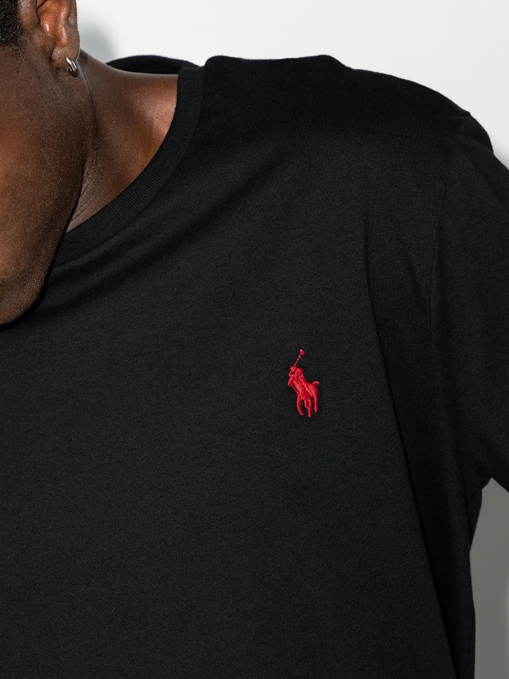 camiseta de algodão com logotipo bordado