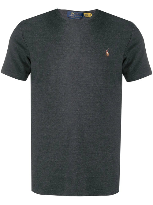 camiseta lisa com logotipo bordado