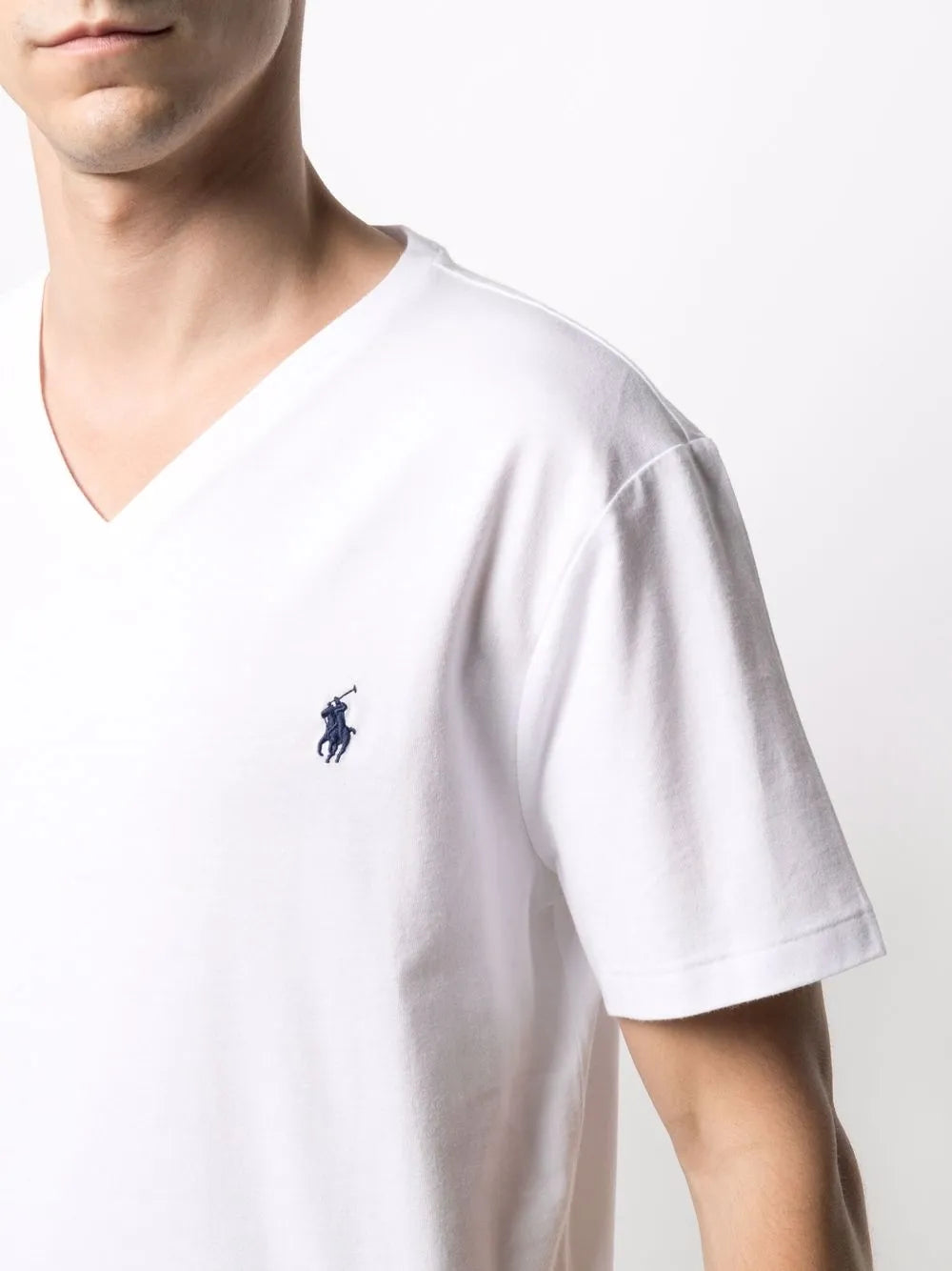 camiseta com decote em V e logotipo bordado
