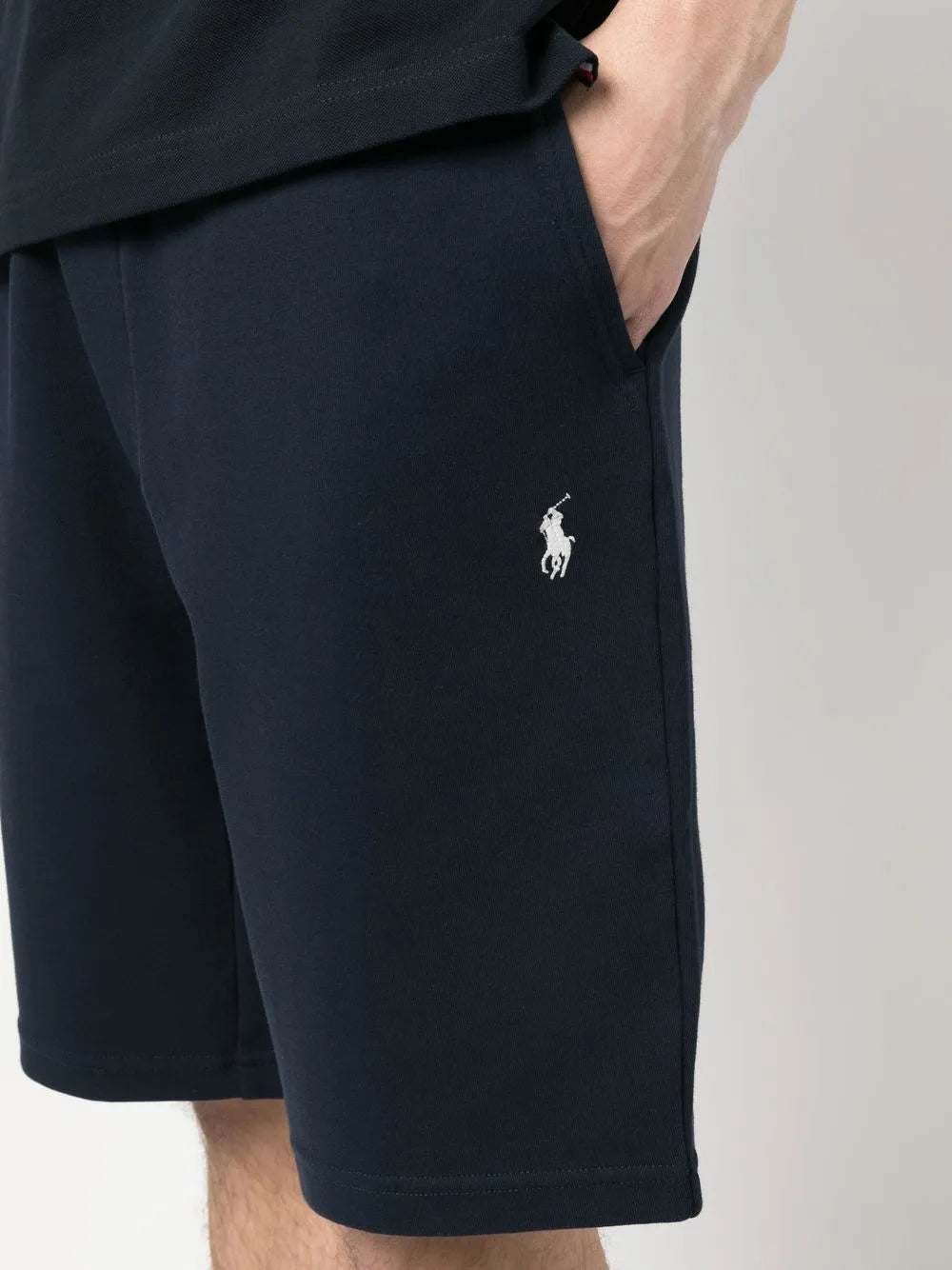 shorts esportivos com bordado de logotipo