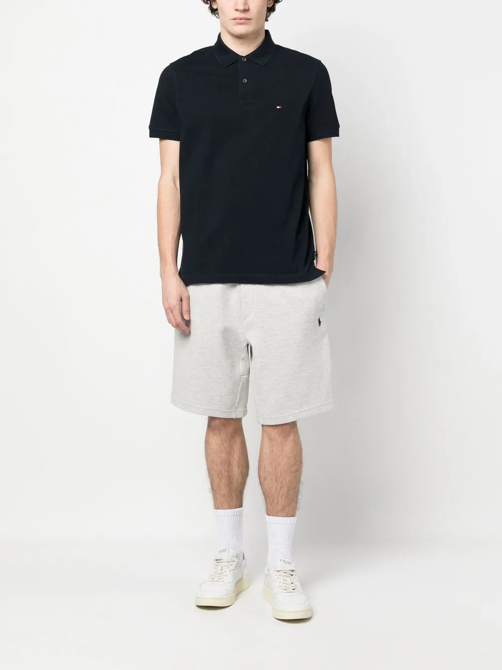 shorts esportivos com bordado de logotipo