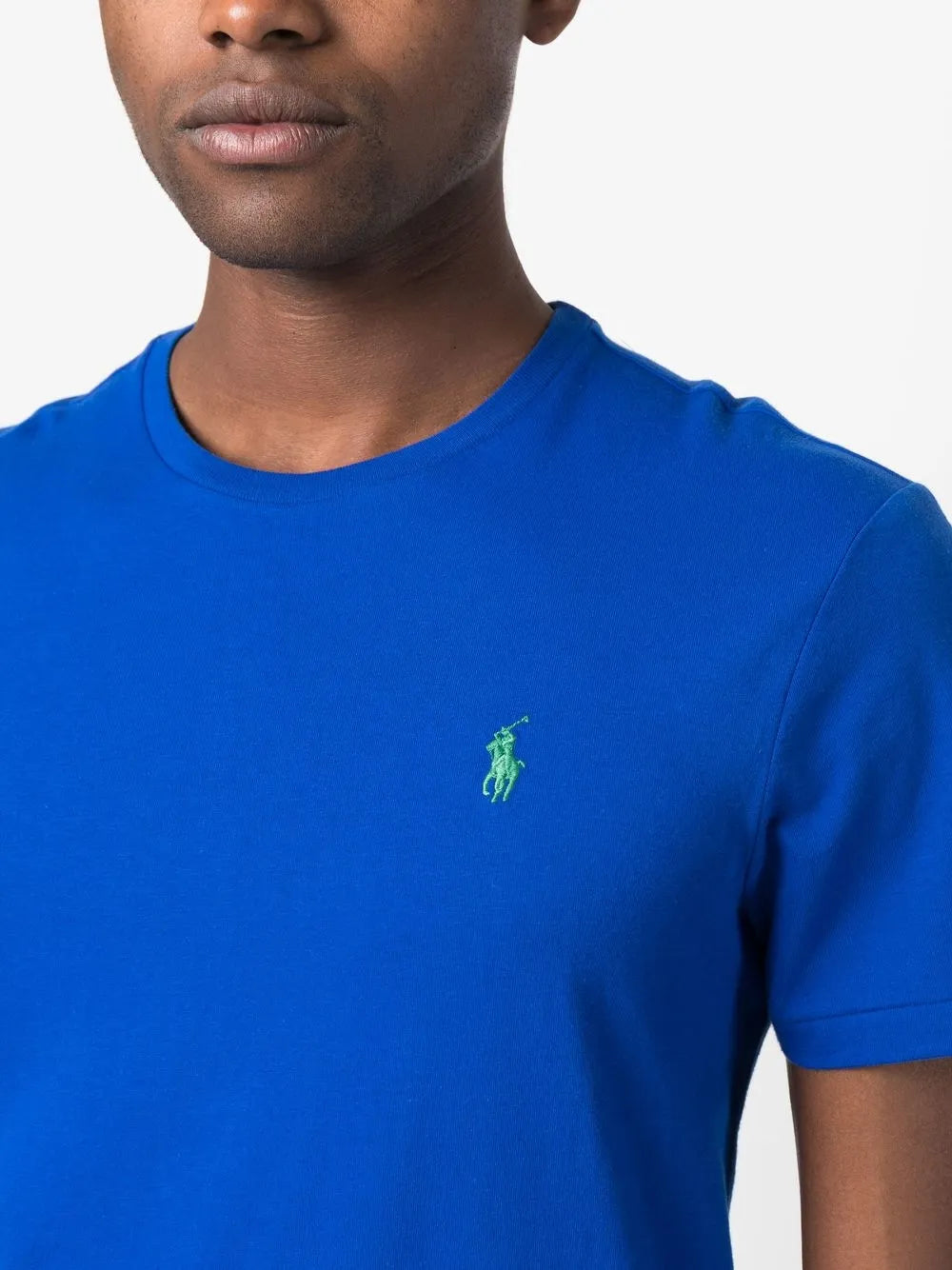 camiseta de manga curta com logotipo bordado