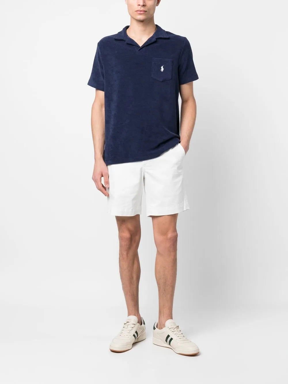 camisa polo com bolso de remendo de logotipo