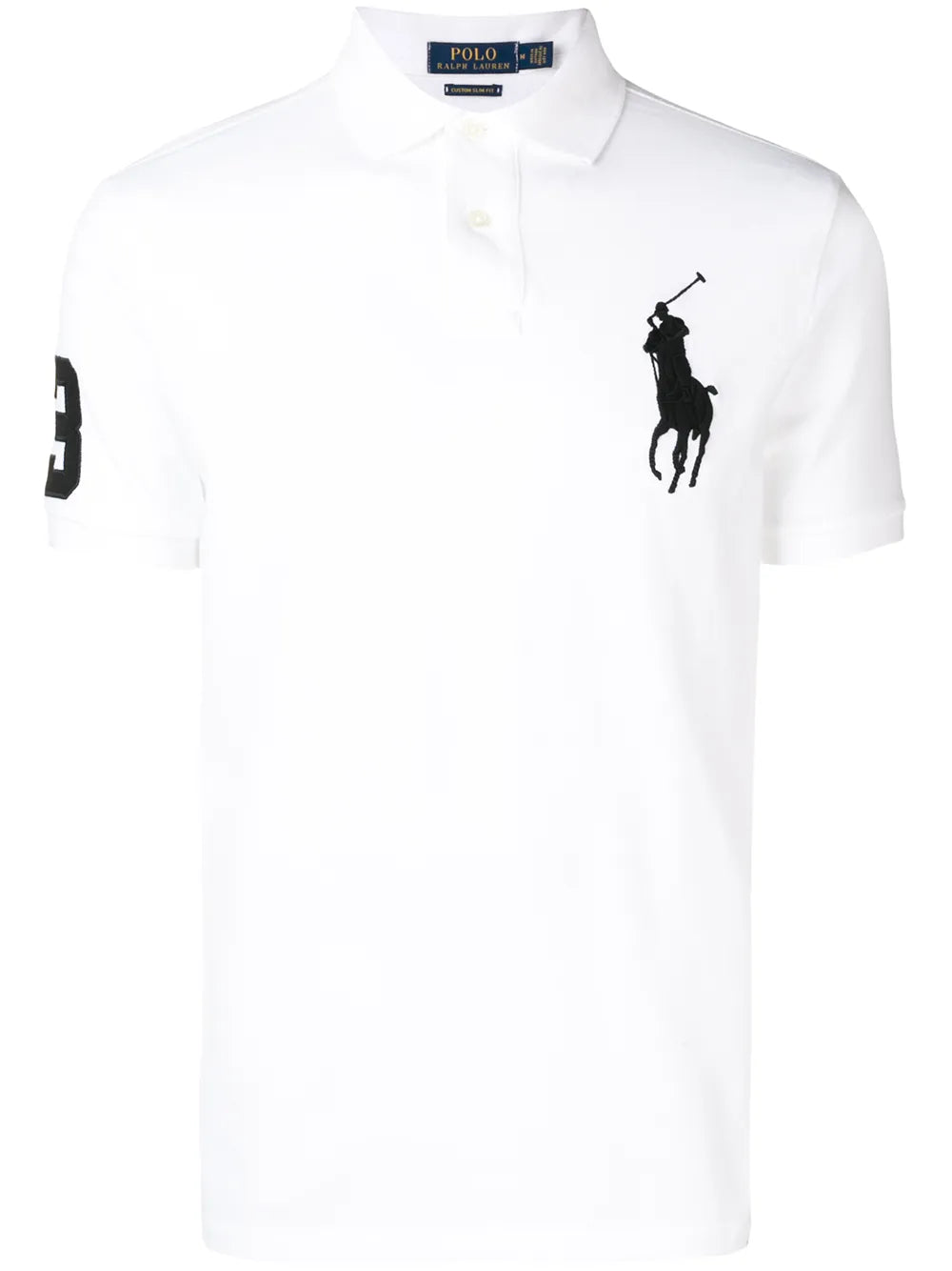 camiseta com logotipo contrastante
