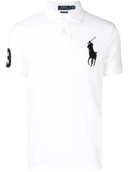camiseta com logotipo contrastante