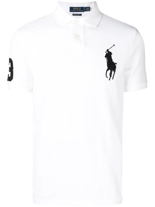 camiseta com logotipo contrastante