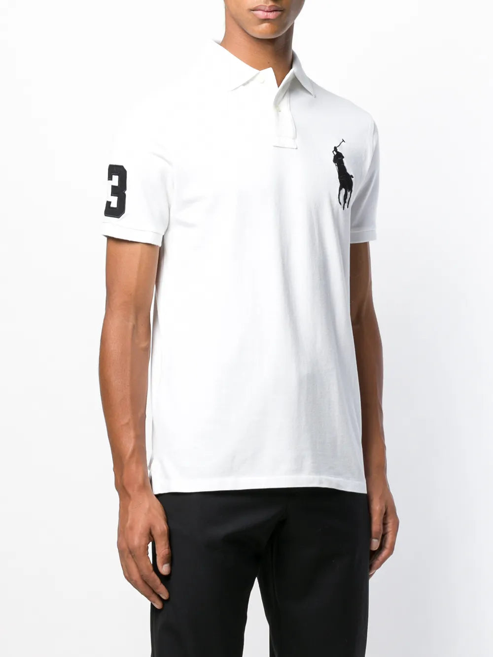 camiseta com logotipo contrastante