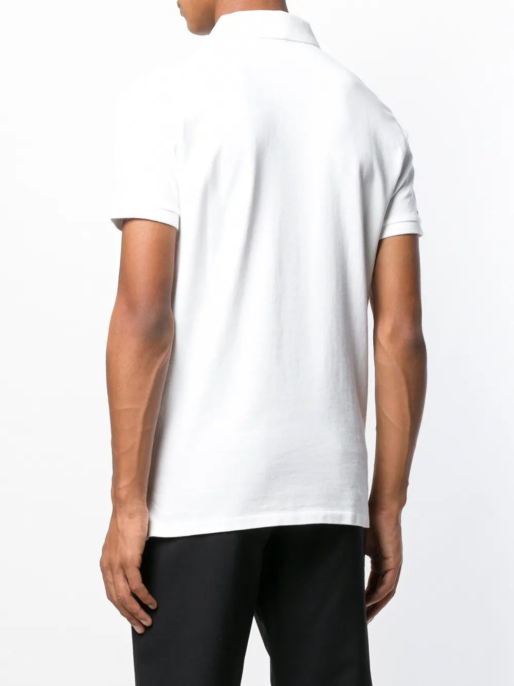 camiseta com logotipo contrastante