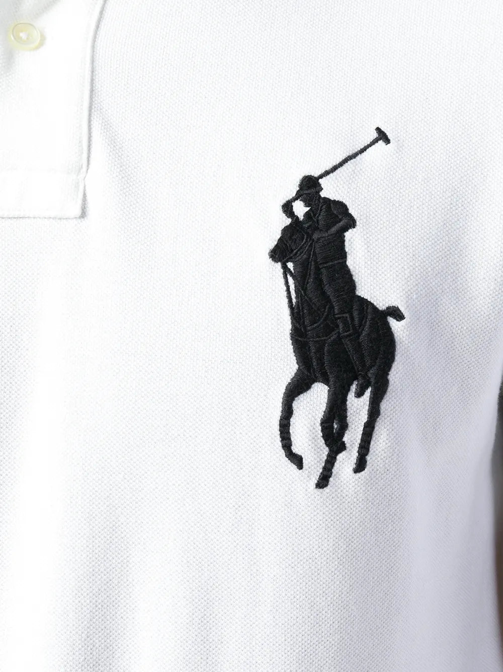camiseta com logotipo contrastante