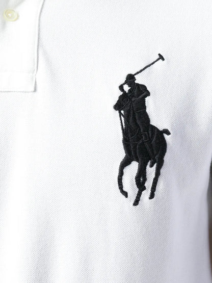 camiseta com logotipo contrastante