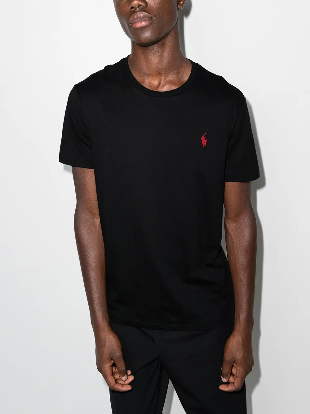 camiseta de algodão com logotipo bordado