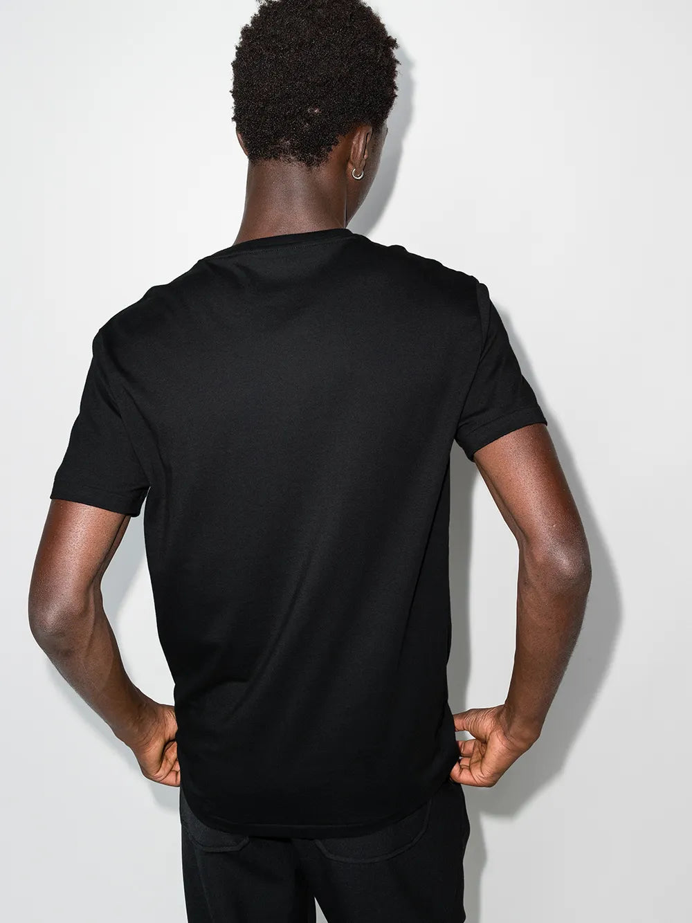 camiseta de algodão com logotipo bordado
