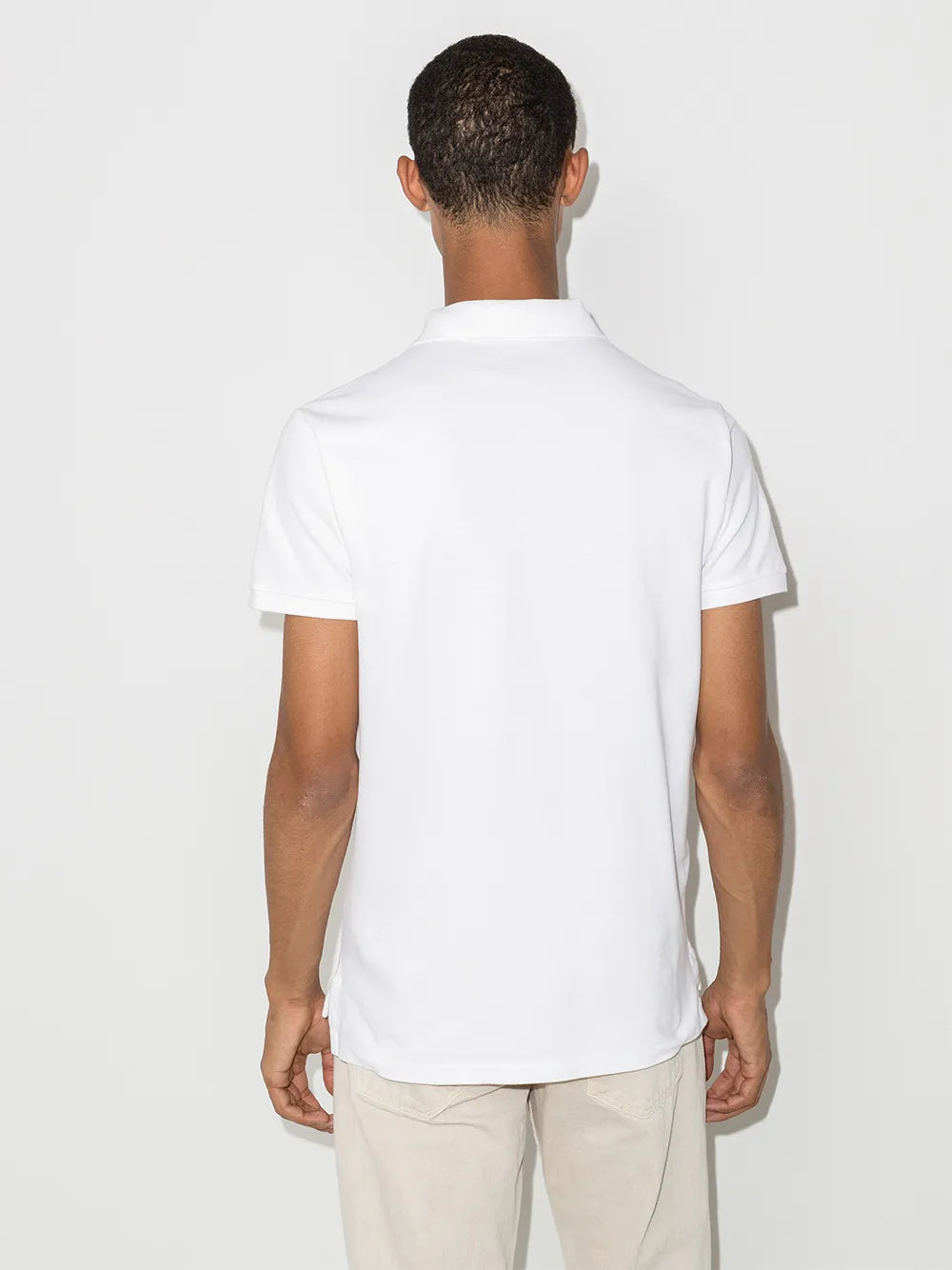 camisa polo com logotipo bordado