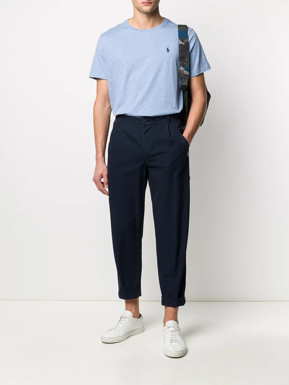 camiseta de gola redonda com logotipo bordado