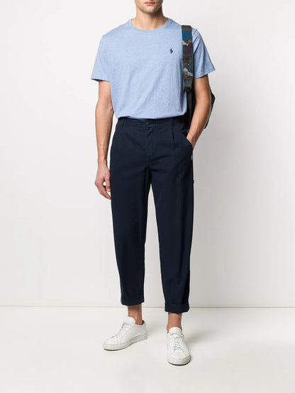 camiseta de gola redonda com logotipo bordado