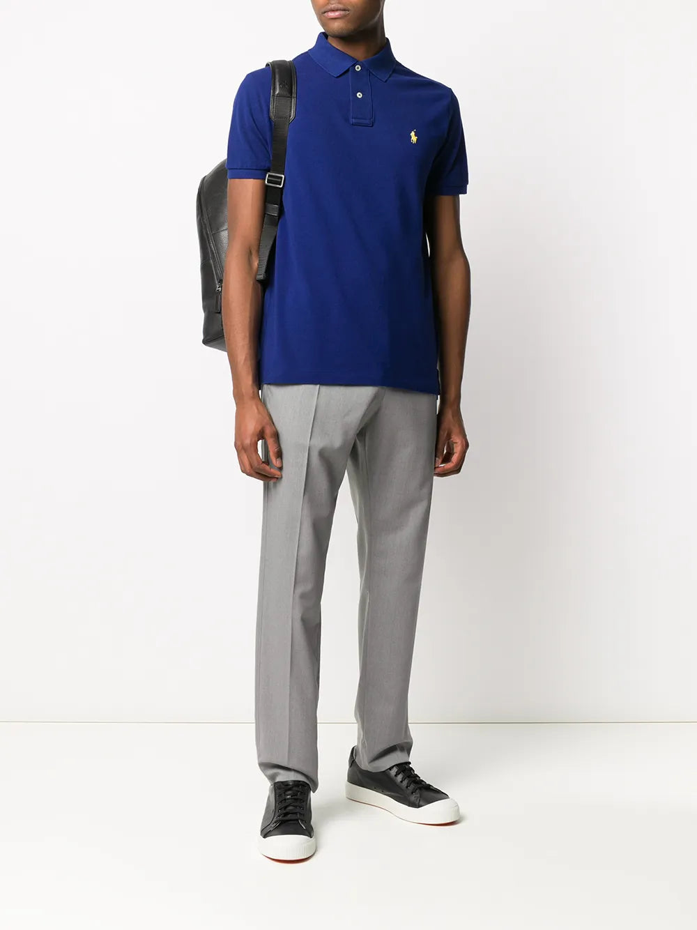 camisa polo com logotipo bordado