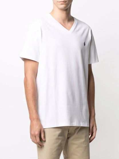 camiseta com decote em V e logotipo bordado