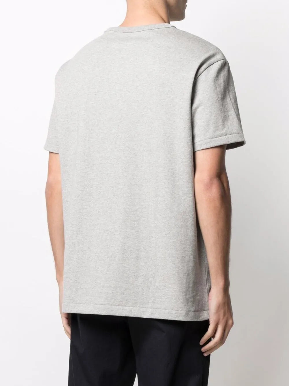 camiseta com logotipo bordado