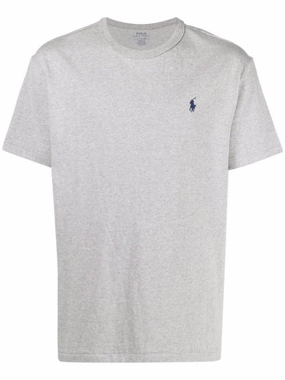camiseta com logotipo bordado