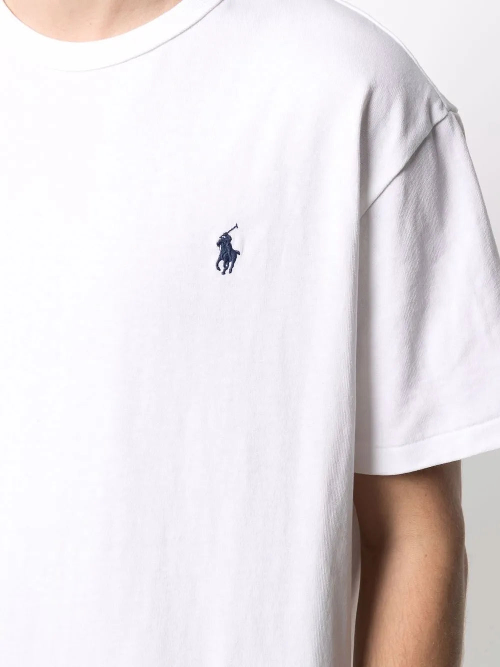 camiseta com logotipo bordado