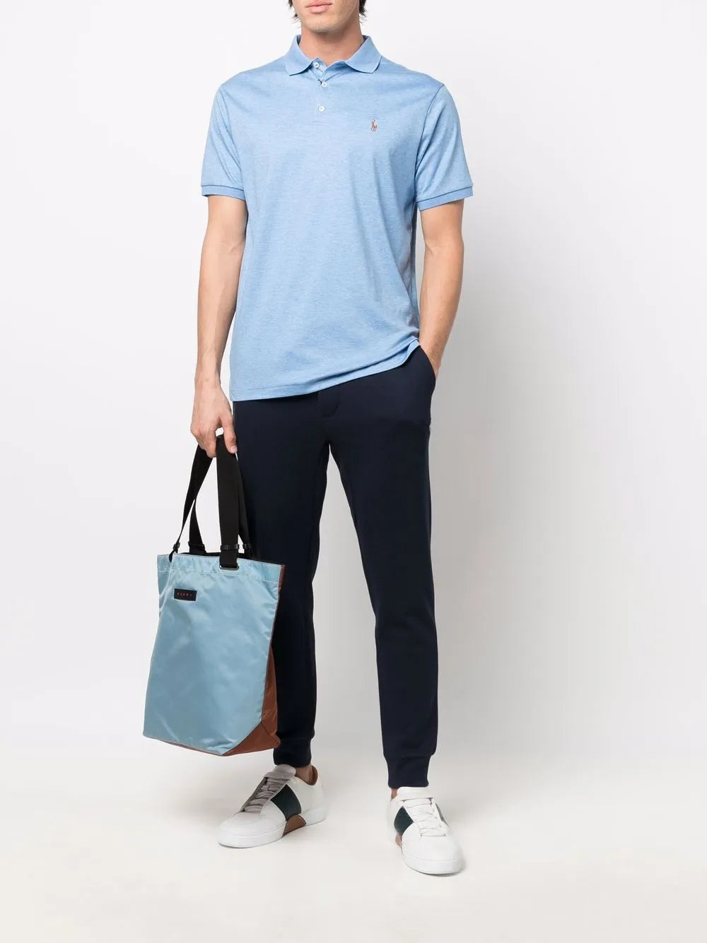camisa polo com logotipo bordado