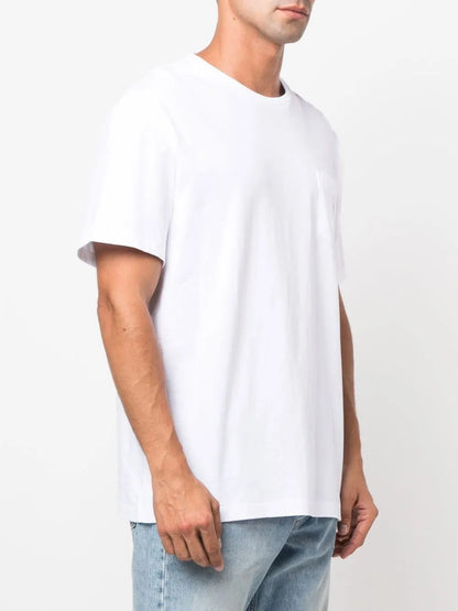 camiseta de manga curta com logotipo bordado