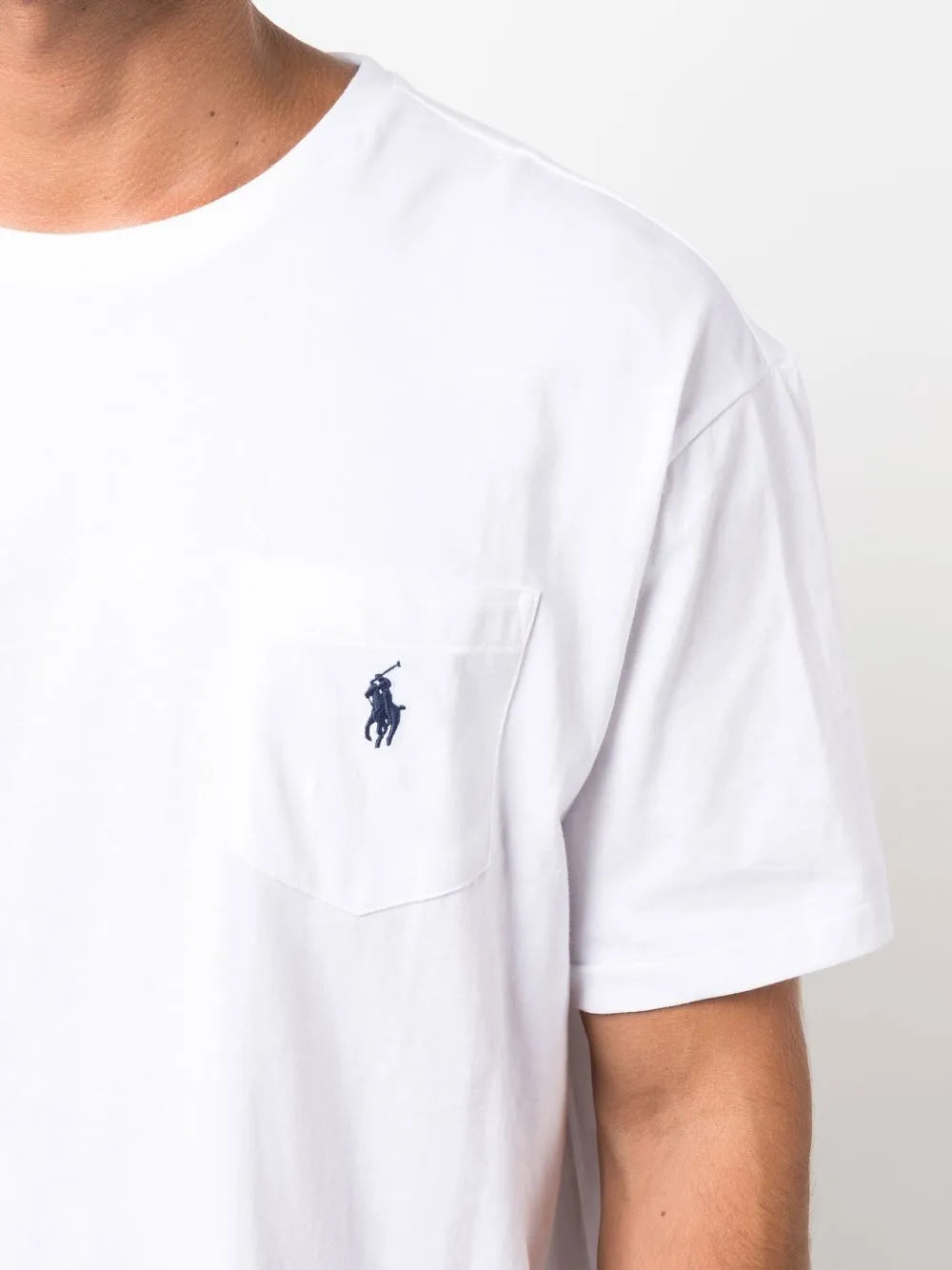 camiseta de manga curta com logotipo bordado
