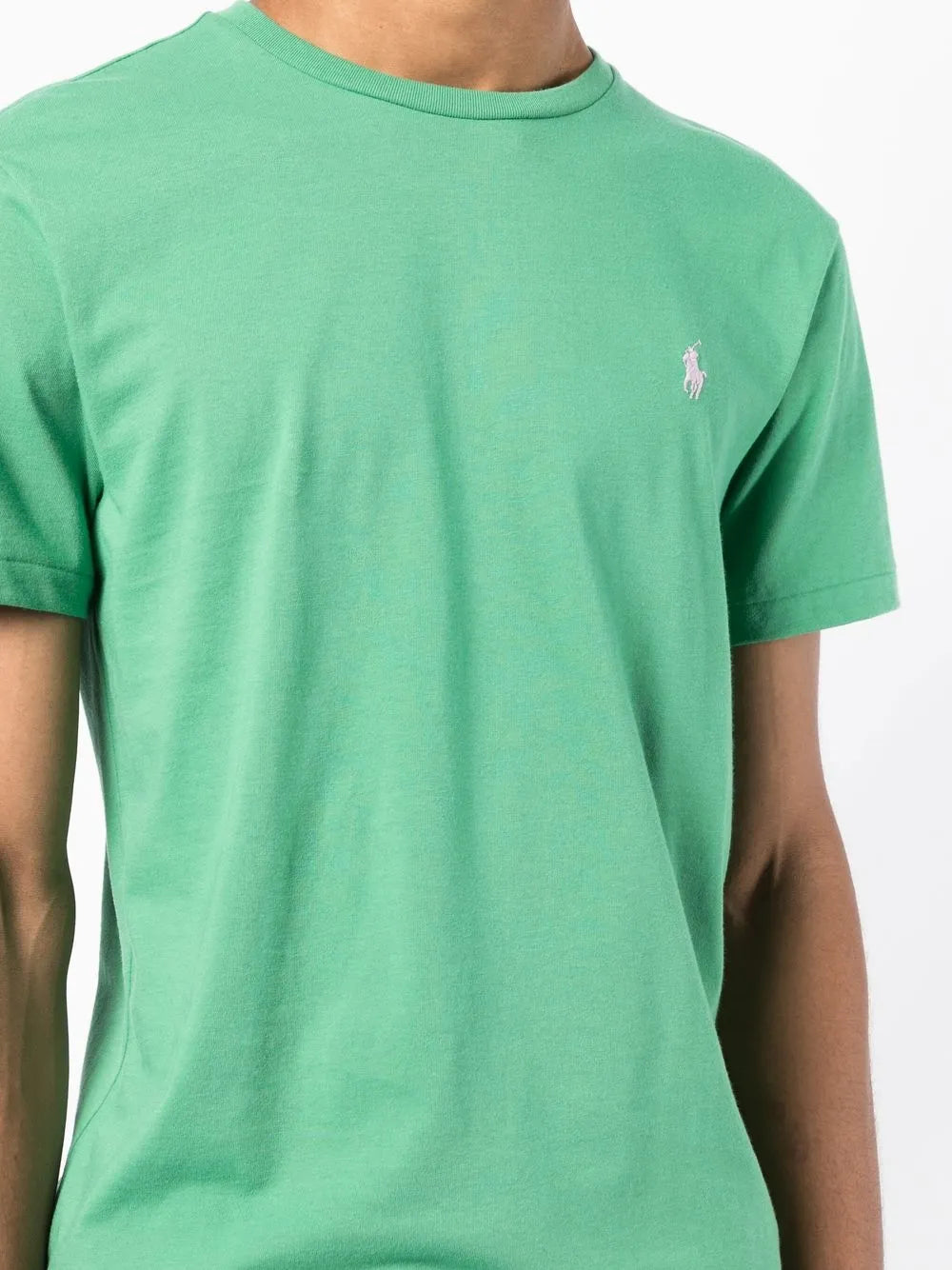 camiseta de algodão com logotipo bordado