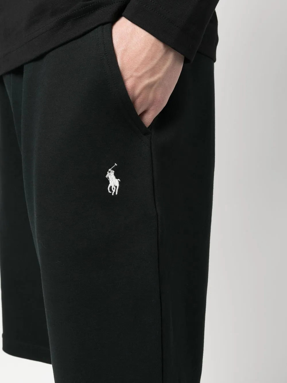 shorts esportivos com bordado de logotipo