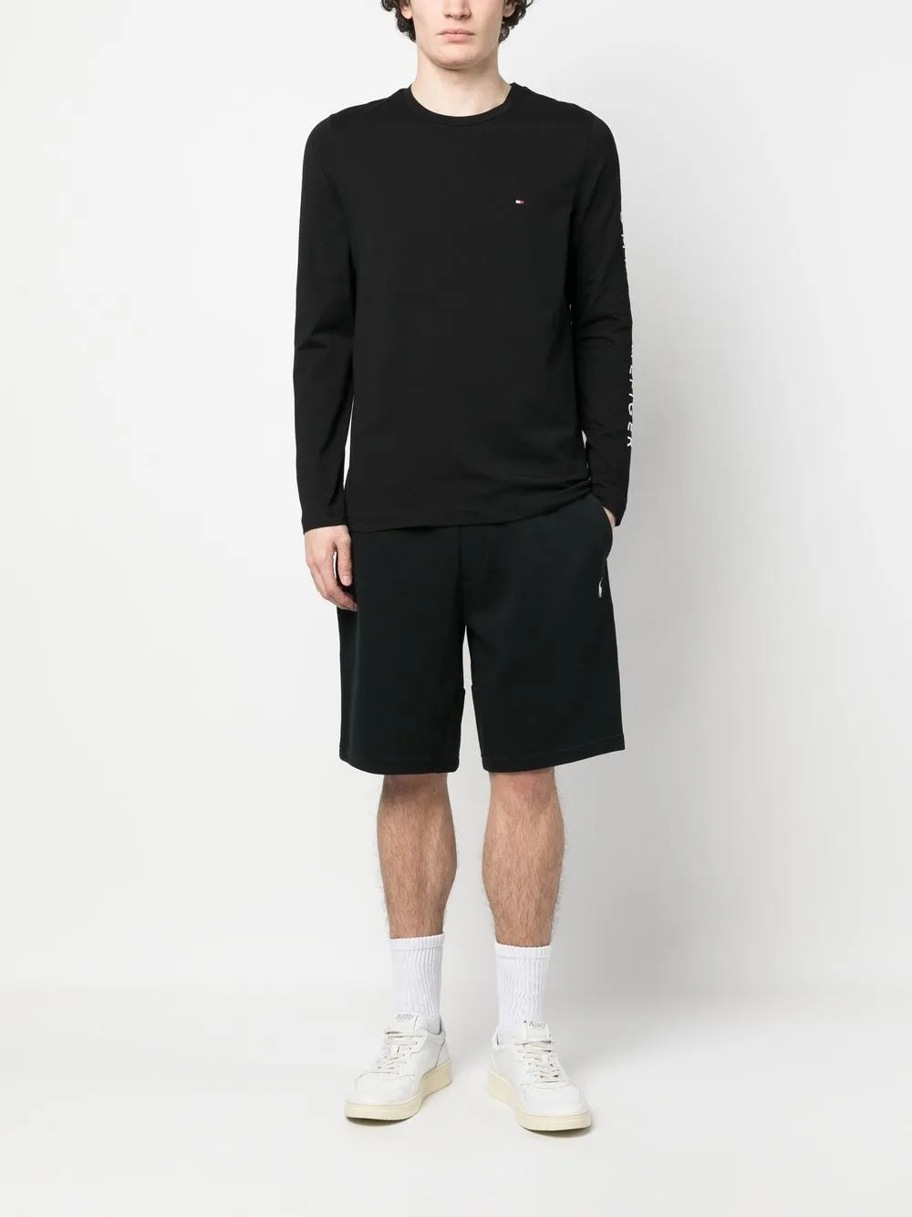 shorts esportivos com bordado de logotipo
