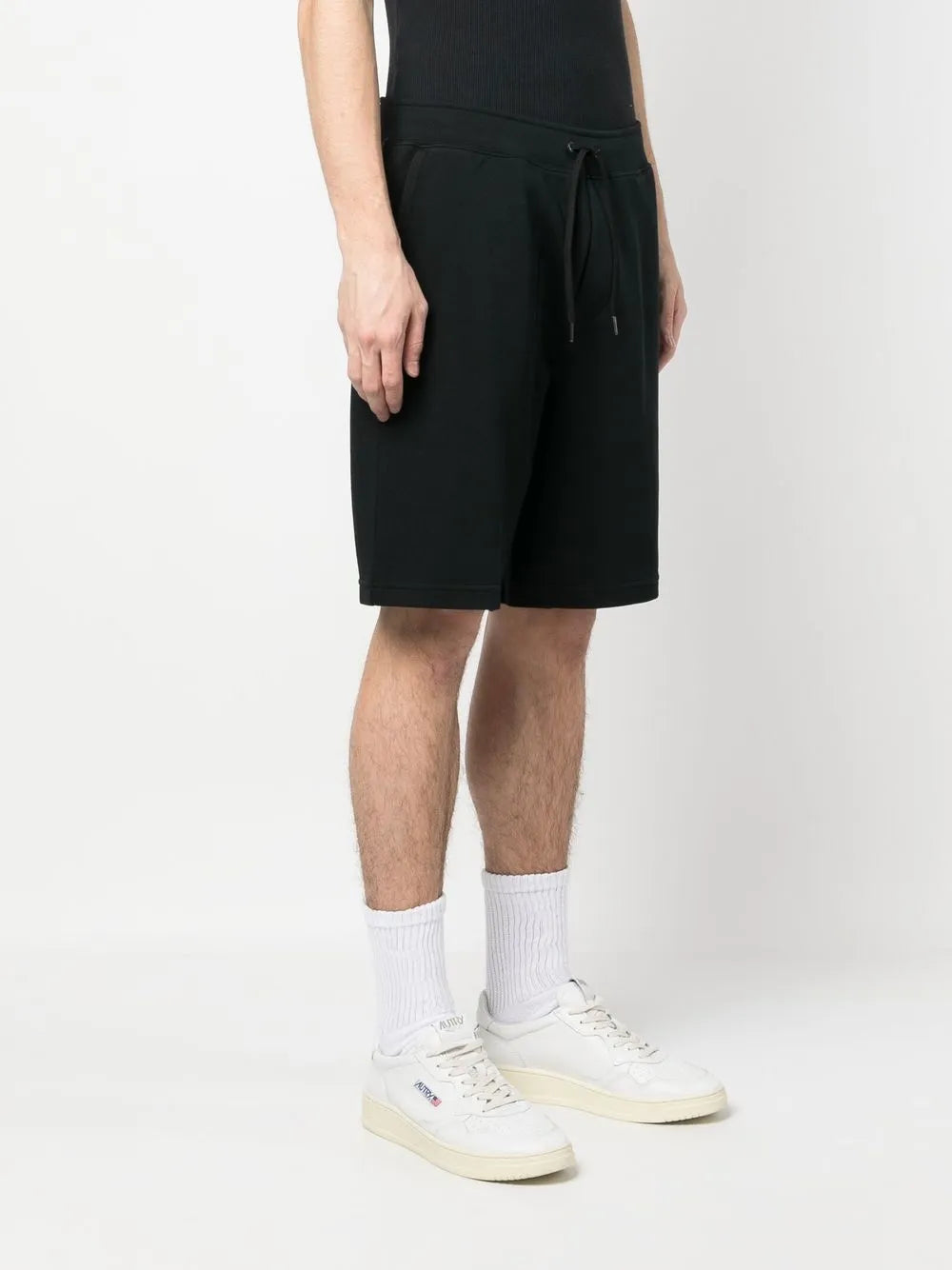 shorts esportivos com bordado de logotipo