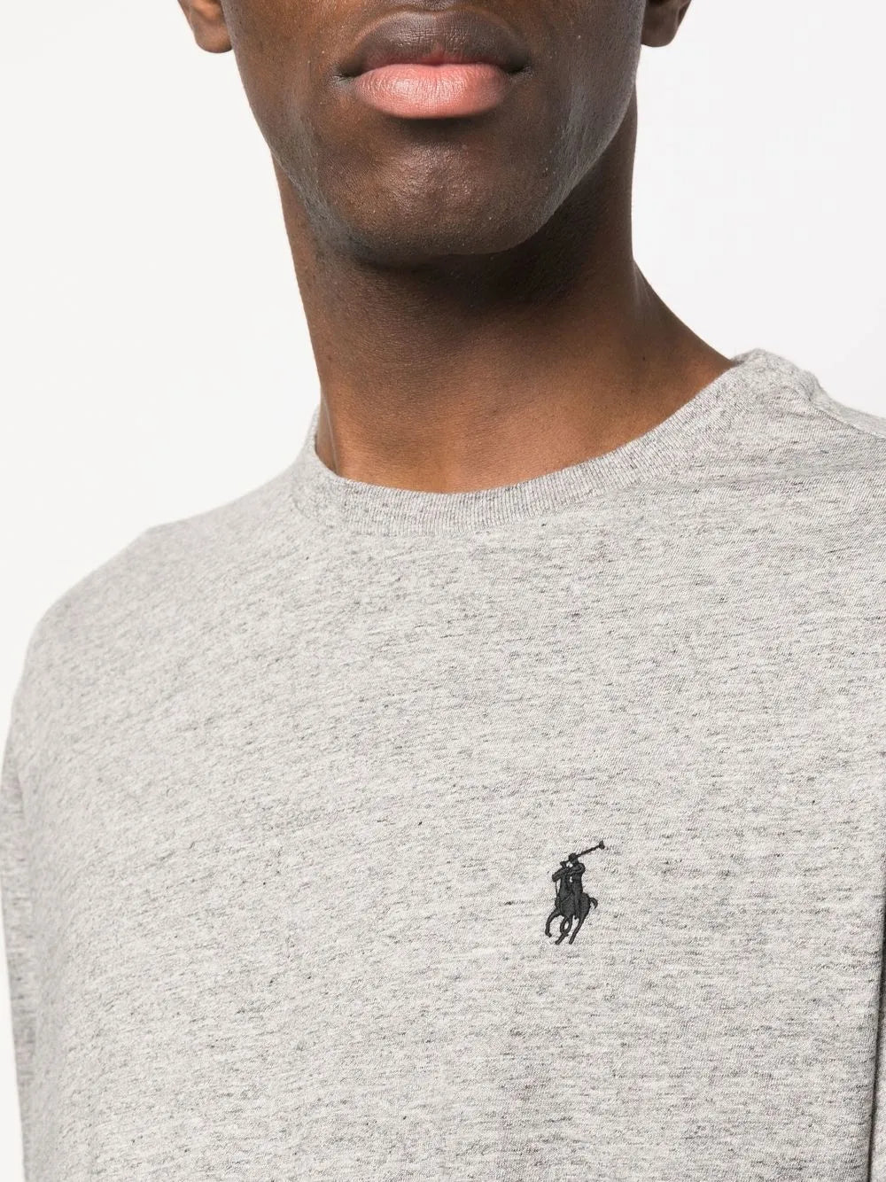 camiseta de algodão com bordado de logotipo