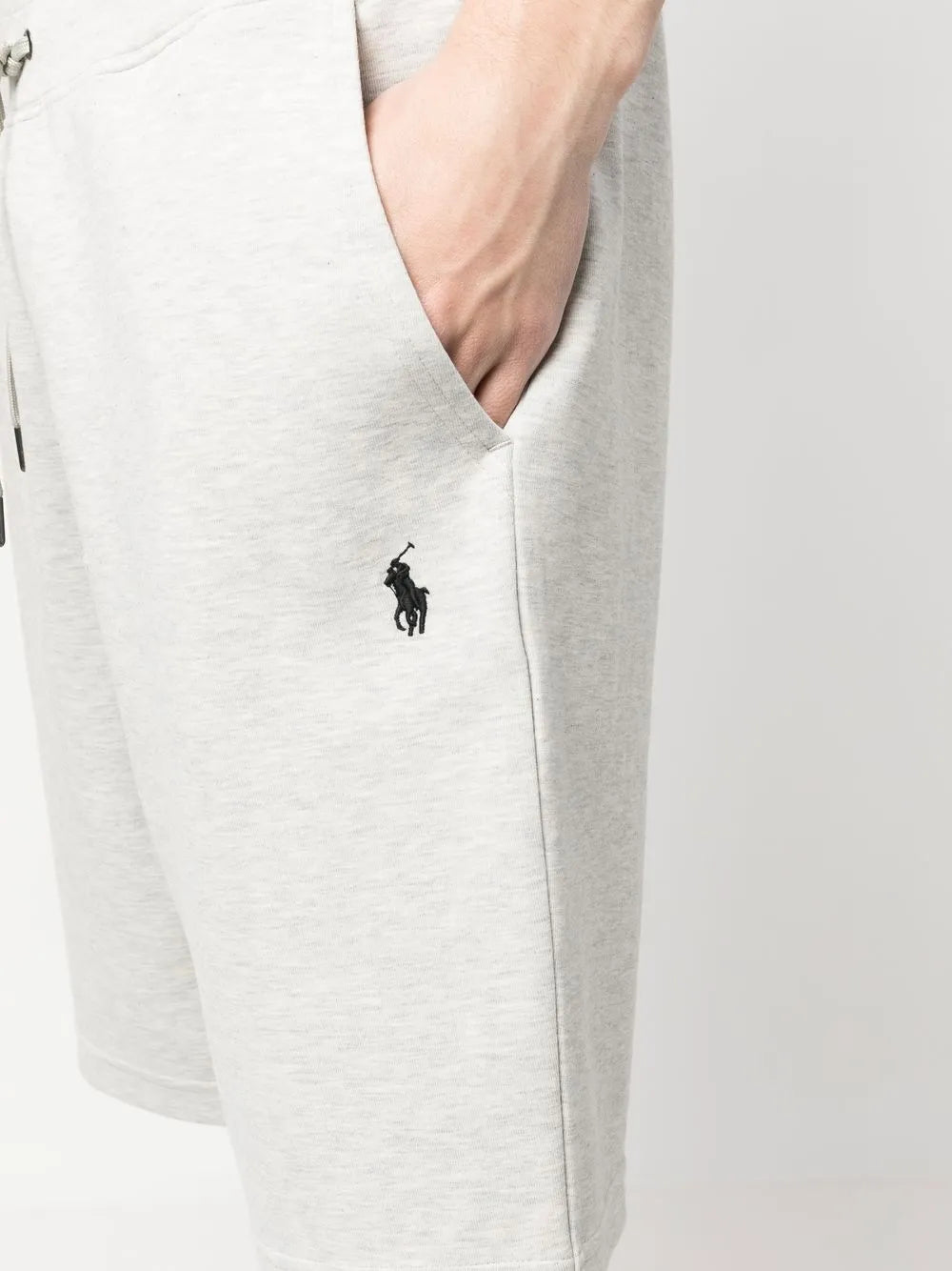 shorts esportivos com bordado de logotipo