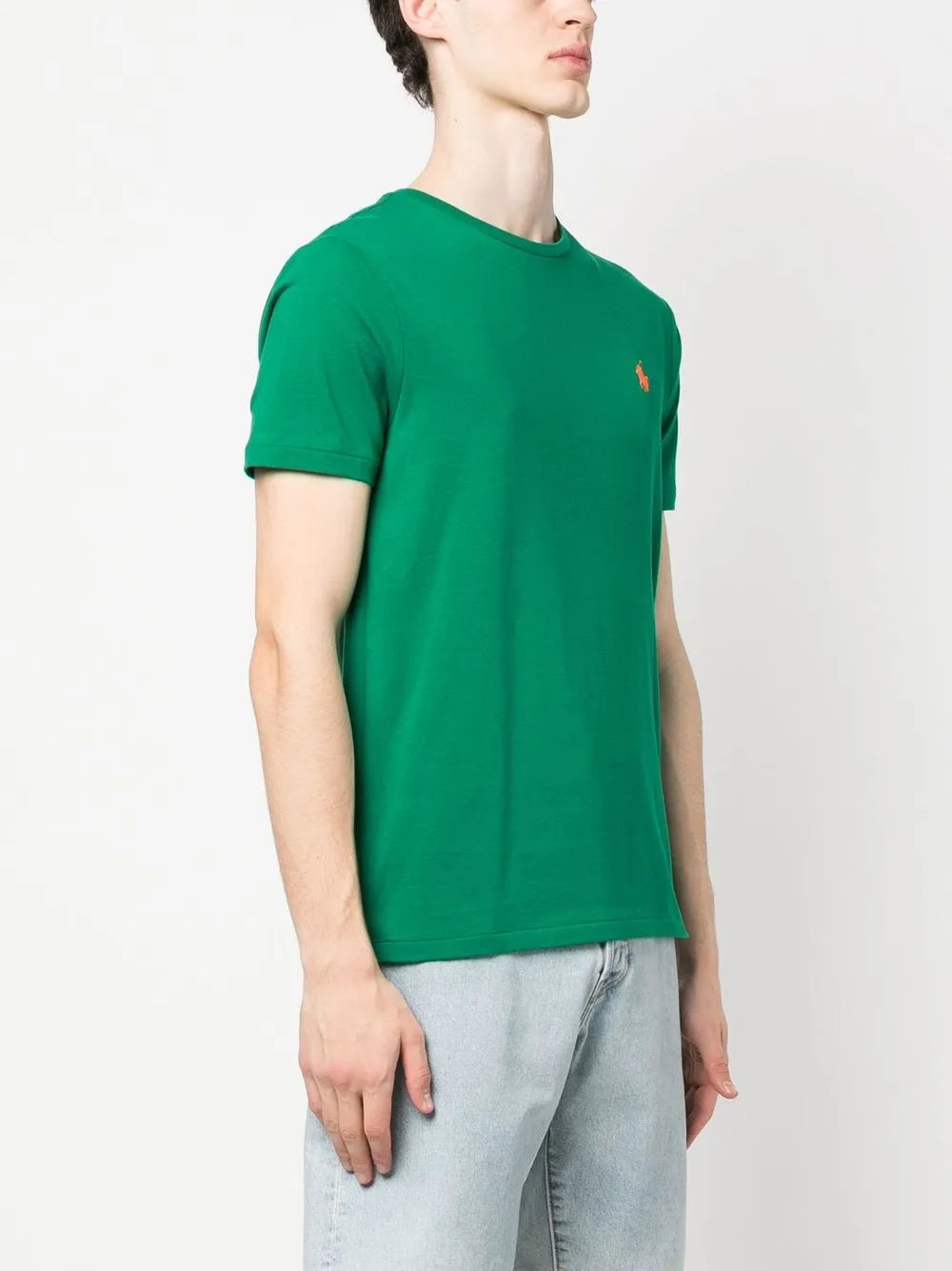 camiseta de manga curta com logotipo bordado