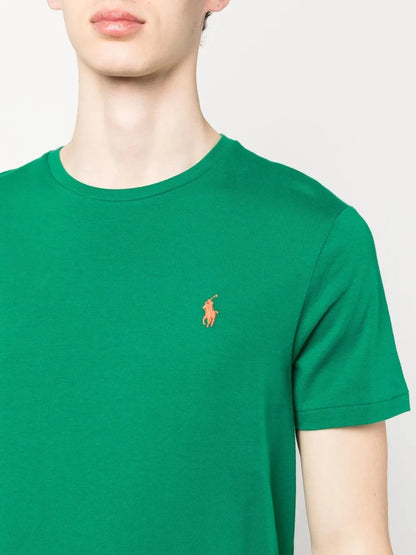 camiseta de manga curta com logotipo bordado