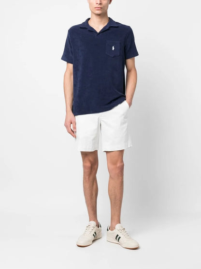 camisa polo com bolso de remendo de logotipo