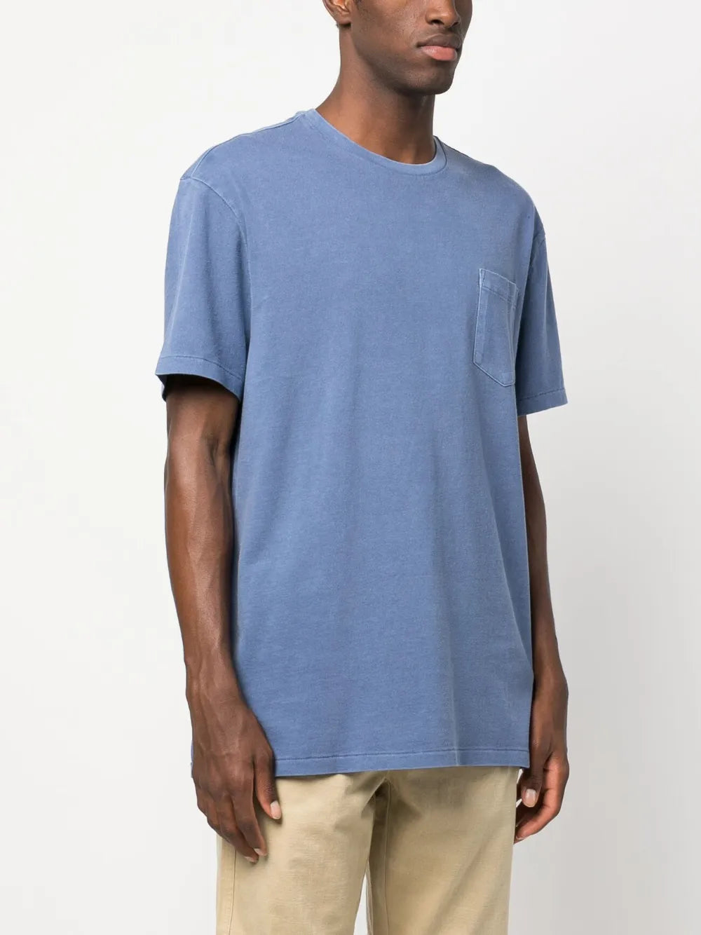 camiseta de algodão com bolso no peito