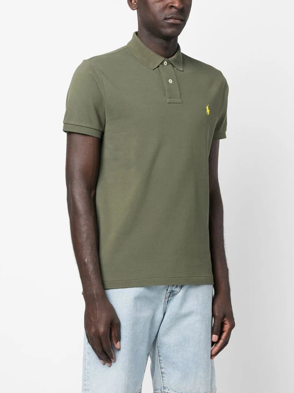 camisa polo com detalhe de logotipo bordado