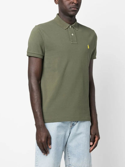camisa polo com detalhe de logotipo bordado