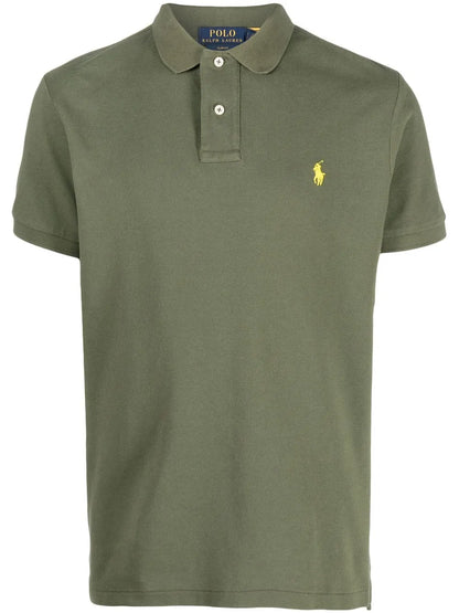 camisa polo com detalhe de logotipo bordado