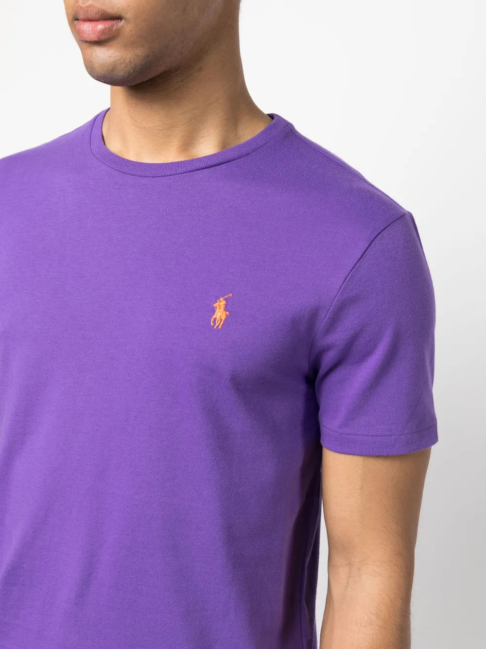 camiseta de algodão com logotipo bordado