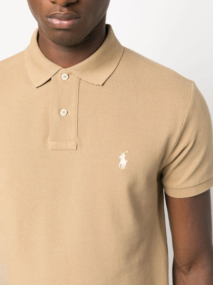 polo de manga curta com logotipo bordado