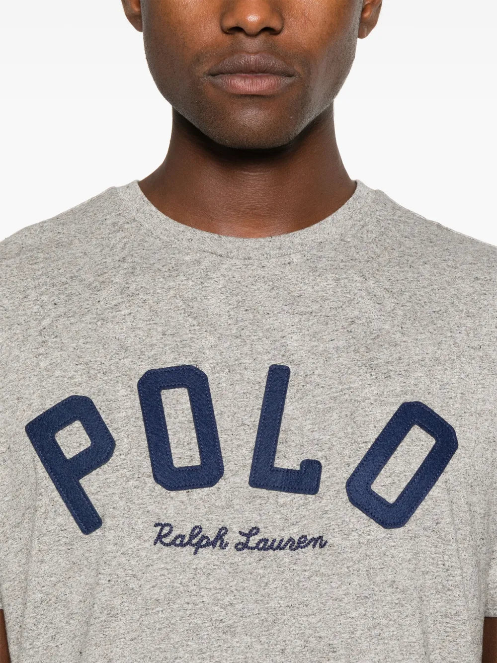 camiseta com aplique de logotipo