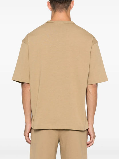 camiseta com estampa de logotipo