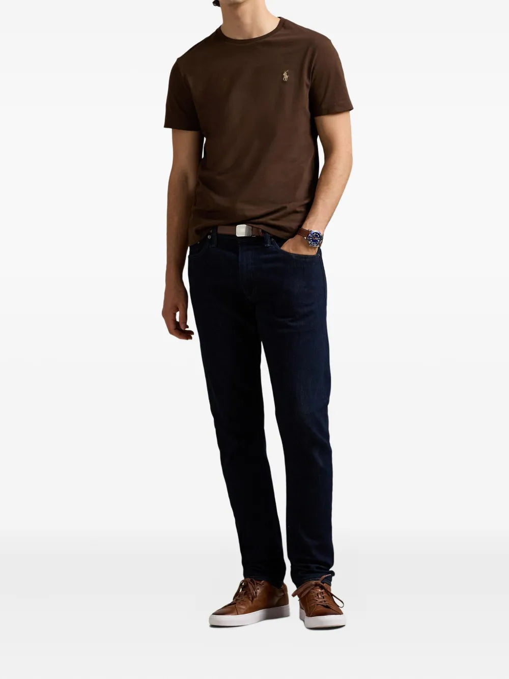 camiseta com logotipo bordado
