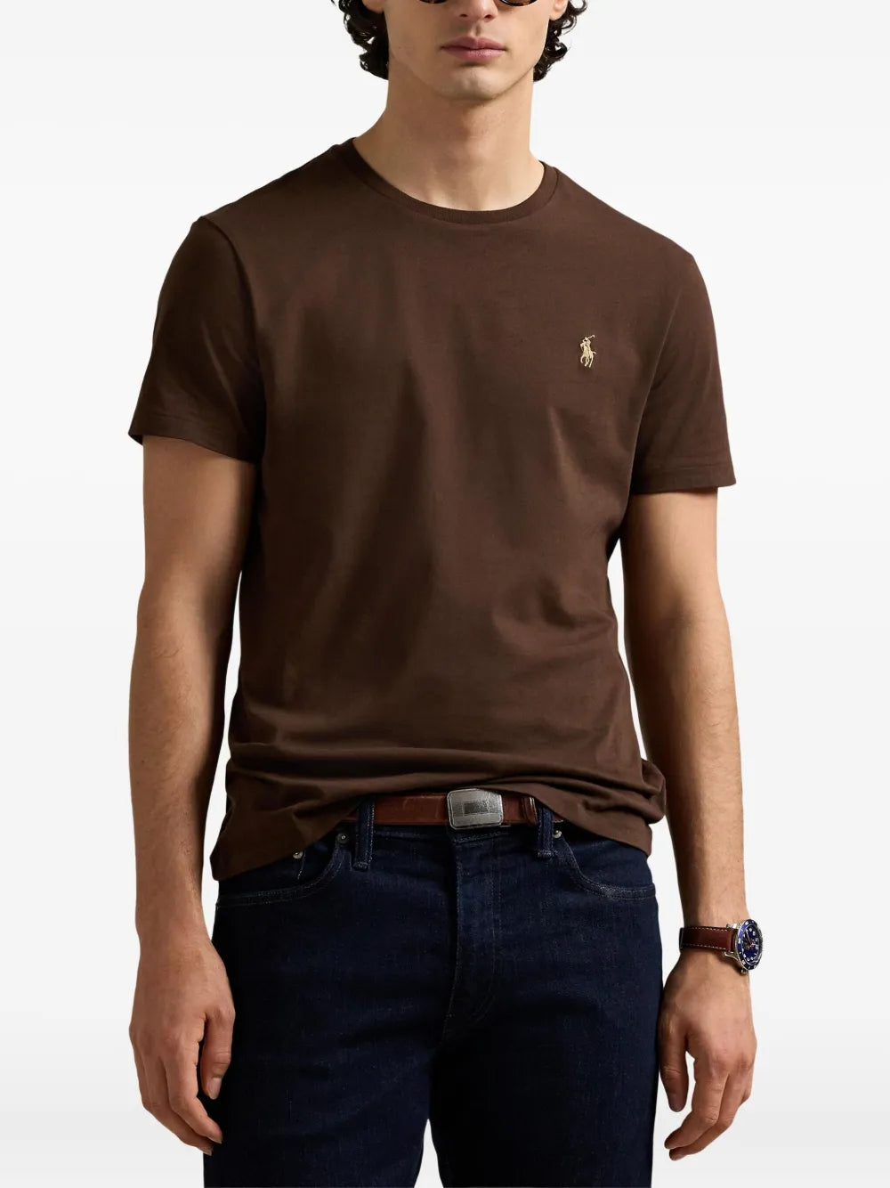 camiseta com logotipo bordado
